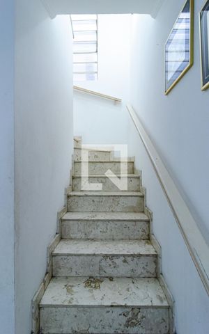 Casa à venda com 143m², 4 quartos e 2 vagas Casa à venda com 143m², 4 quartos e 2 vagasEscadas