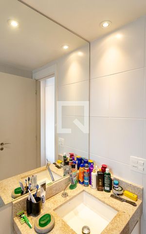 Apartamento à venda com 67m², 2 quartos e 1 vaga Apartamento à venda com 67m², 2 quartos e 1 vagaBanheiro da Suíte