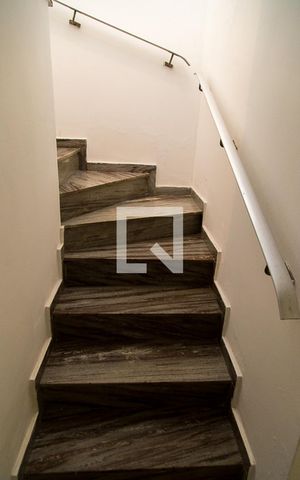 Casa à venda com 189m², 3 quartos e 2 vagasCorredor - Escada