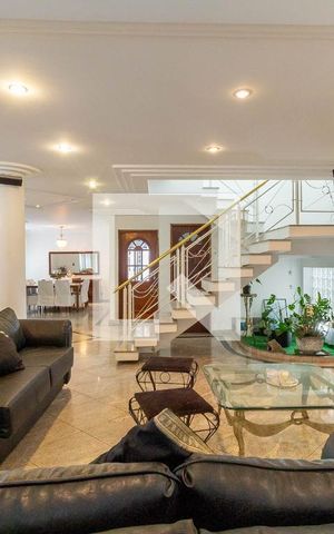Casa para alugar com 450m², 4 quartos e 8 vagasSala