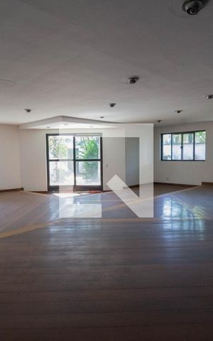 Casa à venda com 568m², 6 quartos e 6 vagas Casa à venda com 568m², 6 quartos e 6 vagasSala