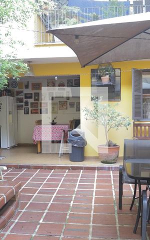 Casa à venda com 220m², 5 quartos e 2 vagasQuintal
