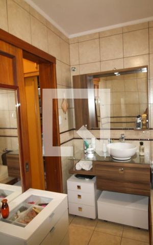 Casa à venda com 300m², 4 quartos e 5 vagas Casa à venda com 300m², 4 quartos e 5 vagasBanheiro da Suíte