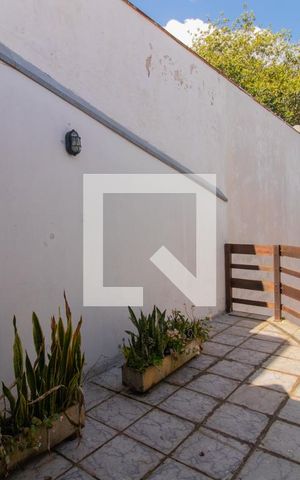 Casa à venda com 240m², 4 quartos e 2 vagas Casa à venda com 240m², 4 quartos e 2 vagasVaranda