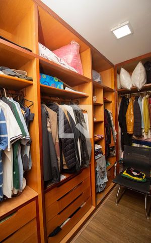 Apartamento à venda com 156m², 3 quartos e 3 vagas Apartamento à venda com 156m², 3 quartos e 3 vagasCloset do quarto 3