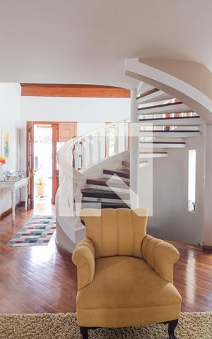 Casa à venda com 470m², 3 quartos e 6 vagas Casa à venda com 470m², 3 quartos e 6 vagasSala