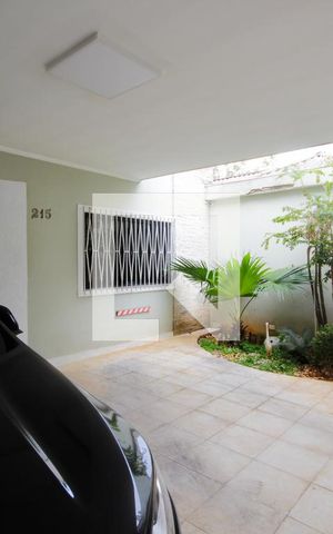 Casa à venda com 310m², 4 quartos e 2 vagas Casa à venda com 310m², 4 quartos e 2 vagasGaragem