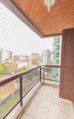 Apartamento à venda com 200m², 4 quartos e 2 vagasSacada do quarto 2