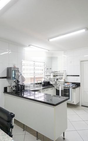 Casa à venda com 200m², 4 quartos e 2 vagas Casa à venda com 200m², 4 quartos e 2 vagasCopa e cozinha