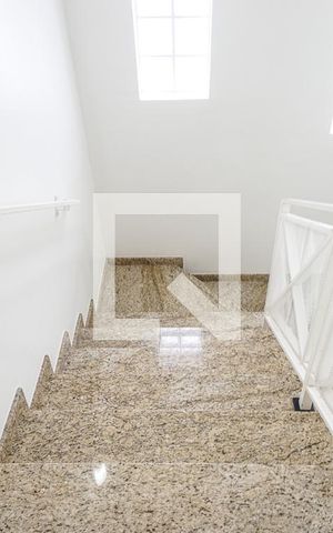 Casa à venda com 200m², 4 quartos e 2 vagas Casa à venda com 200m², 4 quartos e 2 vagasEscada