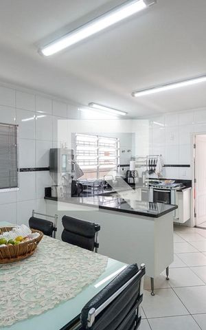 Casa à venda com 200m², 4 quartos e 2 vagas Casa à venda com 200m², 4 quartos e 2 vagasCopa e cozinha