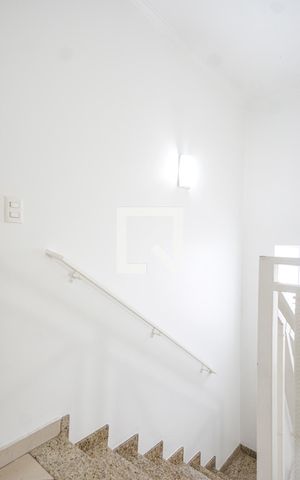 Casa à venda com 200m², 4 quartos e 2 vagas Casa à venda com 200m², 4 quartos e 2 vagasHall da escada