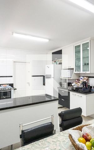 Casa à venda com 200m², 4 quartos e 2 vagas Casa à venda com 200m², 4 quartos e 2 vagasCopa e cozinha