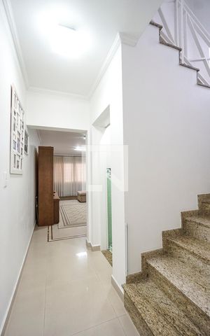 Casa à venda com 200m², 4 quartos e 2 vagas Casa à venda com 200m², 4 quartos e 2 vagasHall da escada