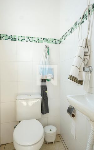Casa à venda com 200m², 4 quartos e 2 vagas Casa à venda com 200m², 4 quartos e 2 vagasBanheiro de serviço