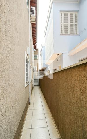 Casa à venda com 200m², 4 quartos e 2 vagas Casa à venda com 200m², 4 quartos e 2 vagasCorredor lateral