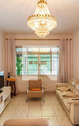 Casa à venda com 150m², 4 quartos e 2 vagas Casa à venda com 150m², 4 quartos e 2 vagasSala