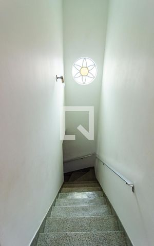 Casa à venda com 274m², 3 quartos e 2 vagas Casa à venda com 274m², 3 quartos e 2 vagasEscadas
