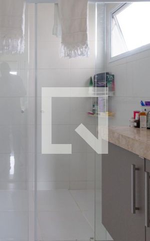 Casa de condomínio para alugar com 135m², 3 quartos e 2 vagas Casa de condomínio para alugar com 135m², 3 quartos e 2 vagasBanheiro da Suíte Master
