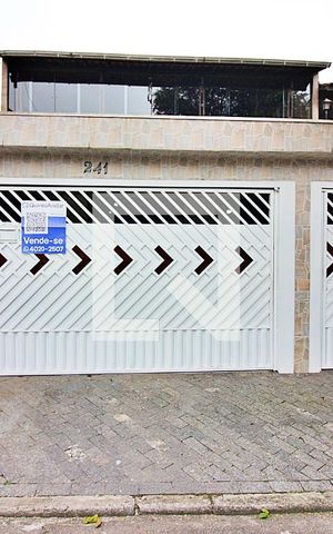 Casa à venda com 220m², 3 quartos e 3 vagasFachada
