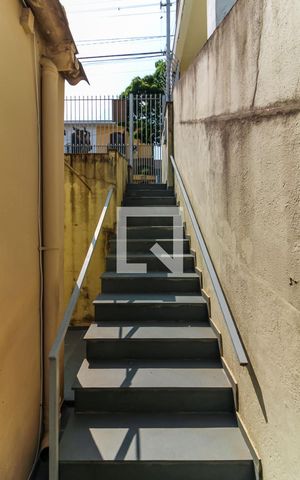 Casa à venda com 240m², 2 quartos e sem vaga Casa à venda com 240m², 2 quartos e sem vagaEscada de Entrada