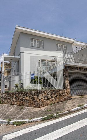 Casa à venda com 220m², 3 quartos e 2 vagas Casa à venda com 220m², 3 quartos e 2 vagasFachada