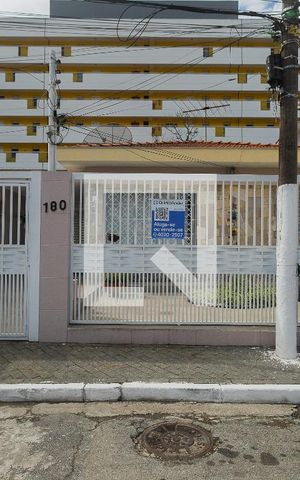 Casa à venda com 200m², 2 quartos e 3 vagasFachada