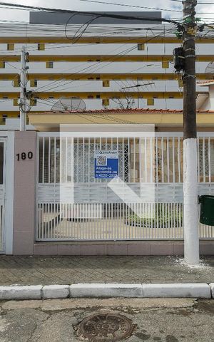 Casa à venda com 200m², 2 quartos e 3 vagasFachada