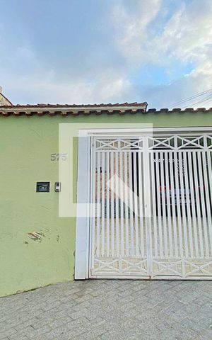 Casa à venda com 300m², 4 quartos e 2 vagas Casa à venda com 300m², 4 quartos e 2 vagasFachada