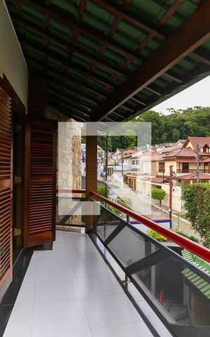 Casa à venda com 357m², 4 quartos e 6 vagas Casa à venda com 357m², 4 quartos e 6 vagasVaranda