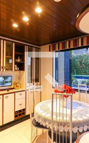 Casa à venda com 357m², 4 quartos e 6 vagas Casa à venda com 357m², 4 quartos e 6 vagasCozinha