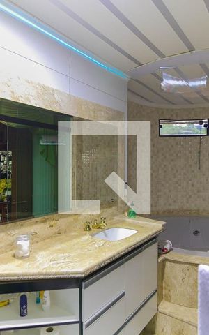 Casa à venda com 357m², 4 quartos e 6 vagas Casa à venda com 357m², 4 quartos e 6 vagasBanheiro da Suíte 1