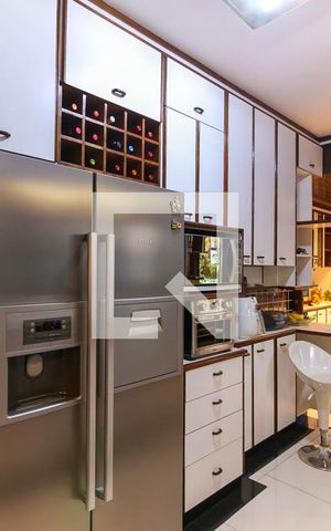 Casa à venda com 357m², 4 quartos e 6 vagas Casa à venda com 357m², 4 quartos e 6 vagasCozinha