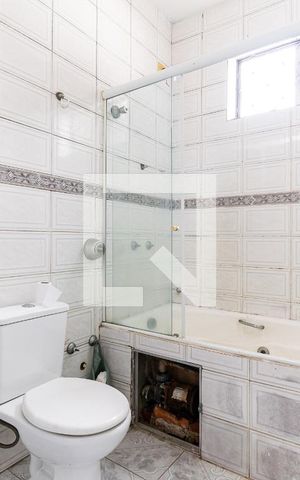 Casa à venda com 300m², 3 quartos e 4 vagas Casa à venda com 300m², 3 quartos e 4 vagasBanheiro da Suíte 1