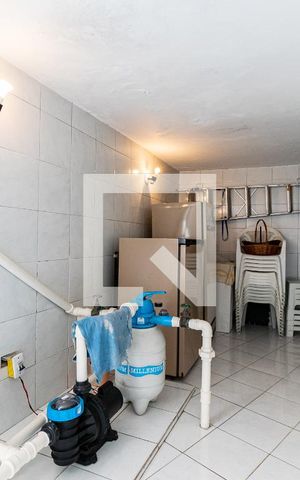 Casa à venda com 200m², 3 quartos e 2 vagas Casa à venda com 200m², 3 quartos e 2 vagasQuarto Fundos