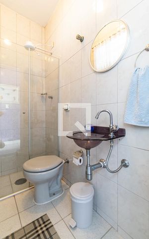 Casa à venda com 200m², 3 quartos e 2 vagas Casa à venda com 200m², 3 quartos e 2 vagasBanheiro de Serviço