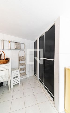 Casa à venda com 200m², 3 quartos e 2 vagas Casa à venda com 200m², 3 quartos e 2 vagasQuarto Fundos