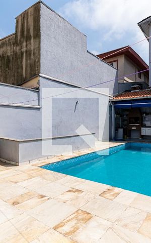 Casa à venda com 200m², 3 quartos e 2 vagas Casa à venda com 200m², 3 quartos e 2 vagasPiscina