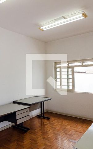 Casa à venda com 344m², 5 quartos e 5 vagas Casa à venda com 344m², 5 quartos e 5 vagasEscritório