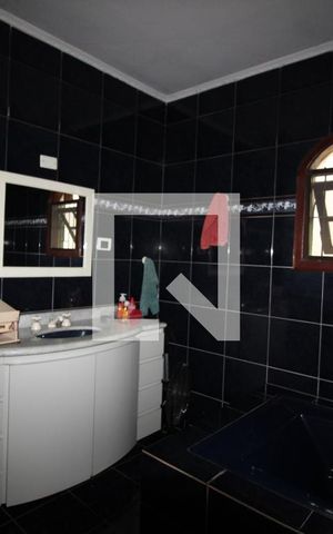 Casa para alugar com 210m², 3 quartos e 3 vagasSuite banheiro
