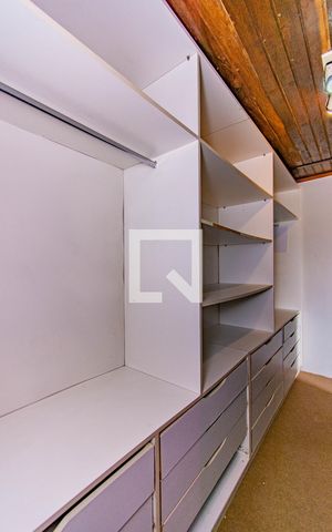 Casa à venda com 164m², 4 quartos e 4 vagas Casa à venda com 164m², 4 quartos e 4 vagasCloset