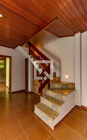 Casa à venda com 164m², 4 quartos e 4 vagas Casa à venda com 164m², 4 quartos e 4 vagasEscada