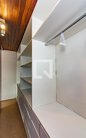 Casa à venda com 164m², 4 quartos e 4 vagas Casa à venda com 164m², 4 quartos e 4 vagasCloset