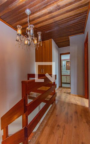 Casa à venda com 164m², 4 quartos e 4 vagas Casa à venda com 164m², 4 quartos e 4 vagasEscada