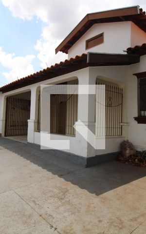 Casa à venda com 310m², 2 quartos e 2 vagasFachada