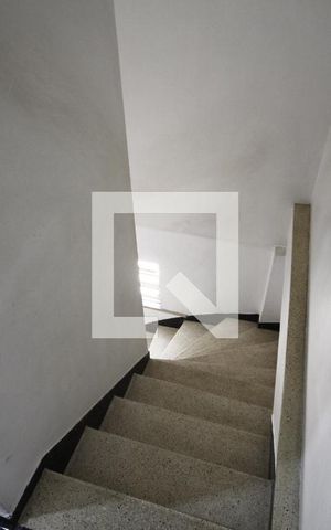 Casa à venda com 240m², 3 quartos e 2 vagasEscada