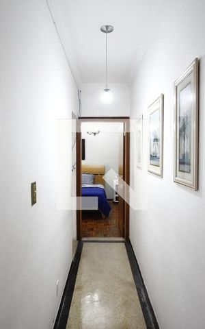 Casa à venda com 240m², 3 quartos e 2 vagasCorredor