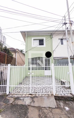 Casa para alugar com 80m², 2 quartos e 2 vagas Casa para alugar com 80m², 2 quartos e 2 vagasFachada
