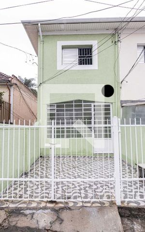 Casa para alugar com 80m², 2 quartos e 2 vagas Casa para alugar com 80m², 2 quartos e 2 vagasFachada