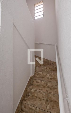 Casa para alugar com 80m², 2 quartos e 2 vagas Casa para alugar com 80m², 2 quartos e 2 vagasescadas